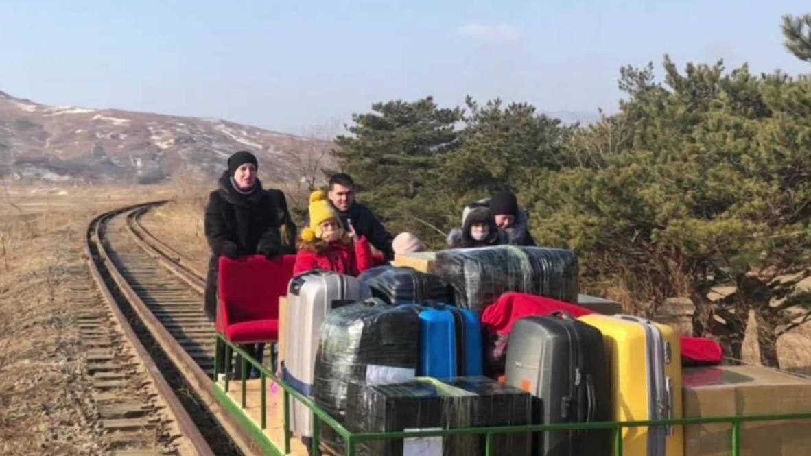 Δεν έχει ξαναγίνει: Ρώσοι διπλωμάτες επέστρεψαν από τη Βόρειο Κορέα στην Ρωσία σπρώχνοντας ένα… βαγονέτο