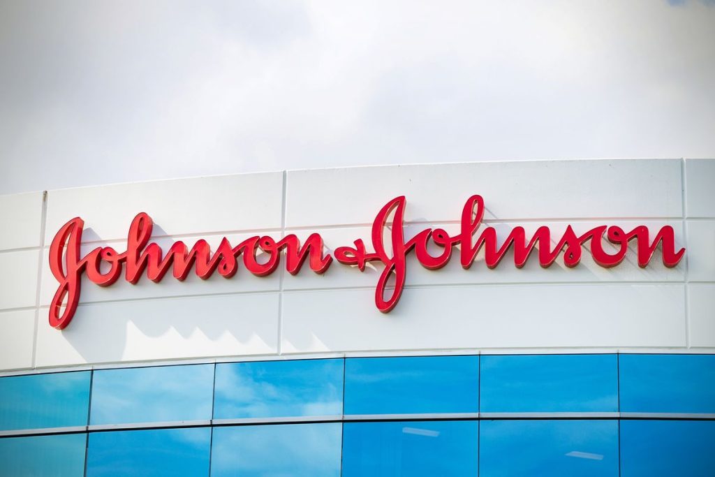 ΗΠΑ – FAA: Ξεκινά η χορήγηση του εμβολίου της Johnson & Johnson στους πιλότους & τους ελεγκτές εναέριας κυκλοφορίας