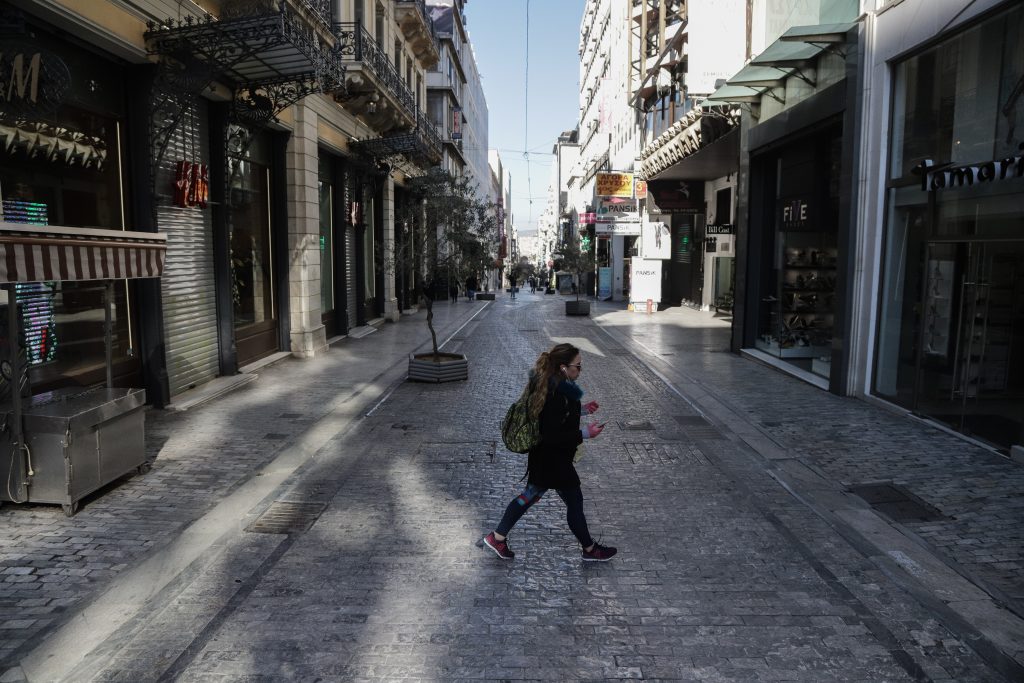 «Επιτρέπεται μόνο μία μετακίνηση ημερησίως»: Έτοιμη η δυστοπική επιστροφή στην «κανονικότητα» – Έτσι θα ανοίξει η αγορά