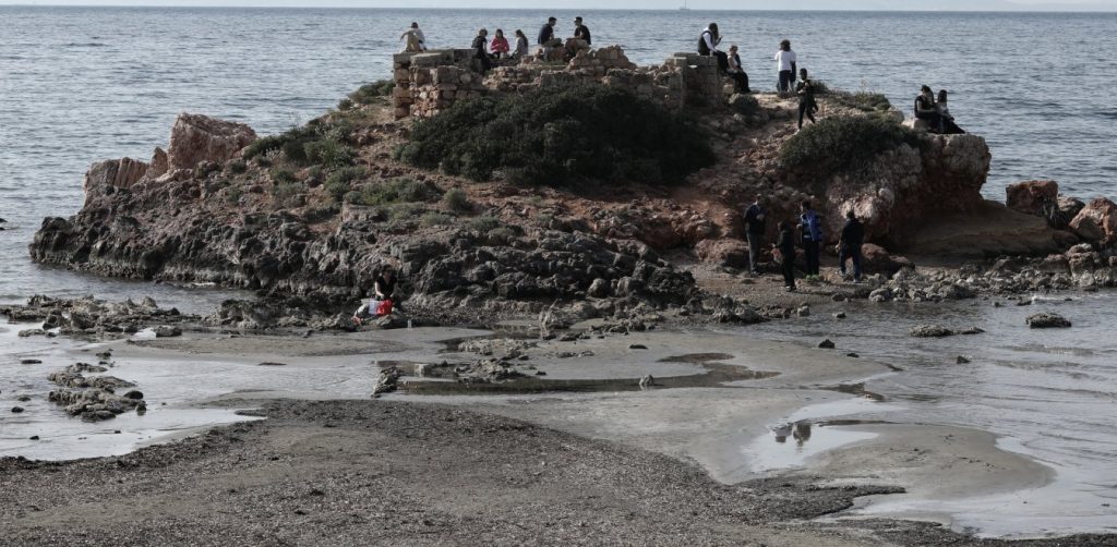 ΕΛΚΕΘΕ: «Παρόμοια υποχώρηση της στάθμης της θάλασσας είχε συμβεί και στις αρχές του 1990»