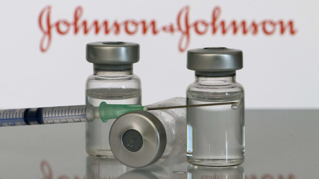 Johnson & Johnson προς ΕΕ: «Δύσκολο να παραδοθούν 55 εκατ. δόσεις του εμβολίου το β’ τρίμηνο – Πρόβλημα ανεφοδιασμού»