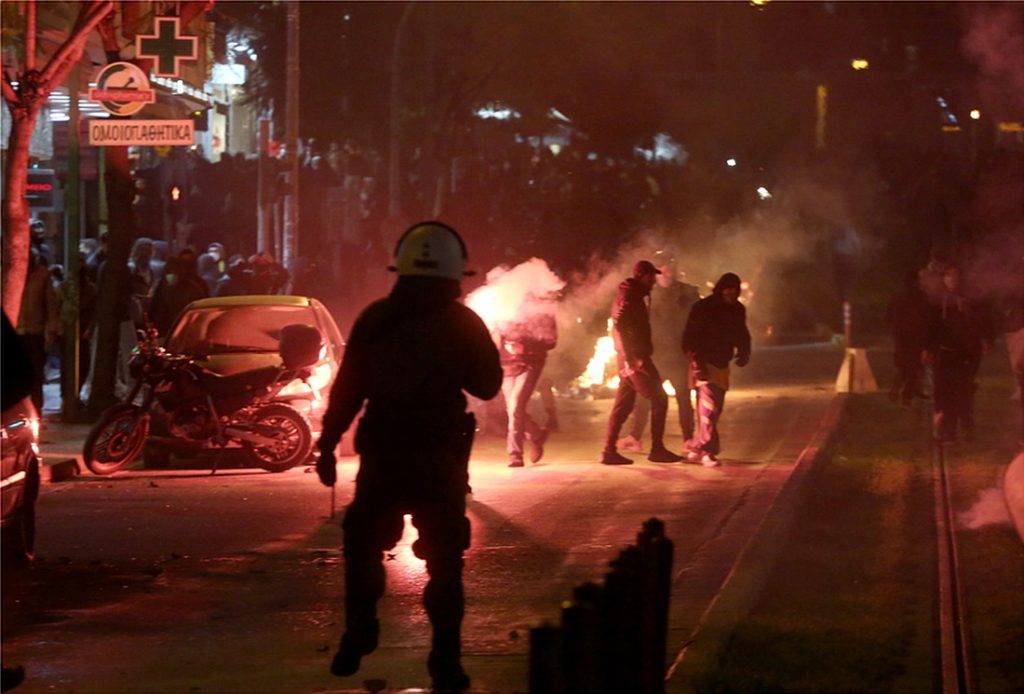 Έκοψαν την Λ.Κανέλλη από τον αέρα του ΣΚΑΙ γιατί μετέφερε το «πάμε να τους γαμ…» του αστυνομικού (βίντεο)