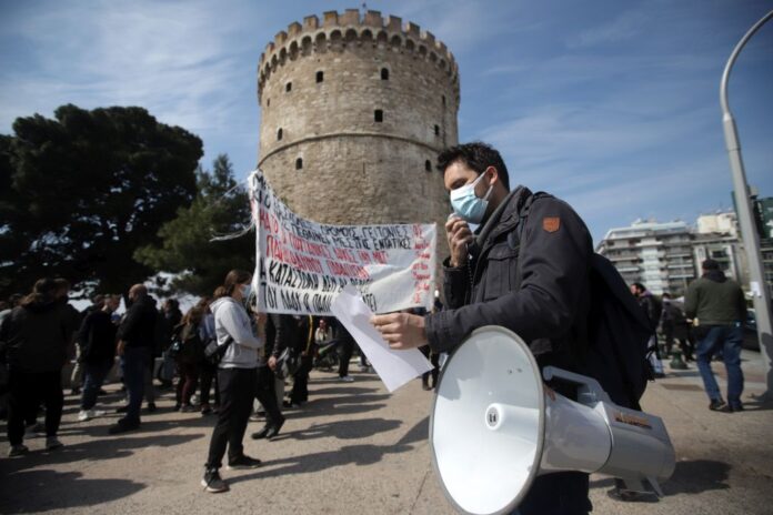 Θεσσαλονίκη: Διαμαρτυρία σπουδαστών της δραματικής σχολής του ΑΠΘ (βίντεο)