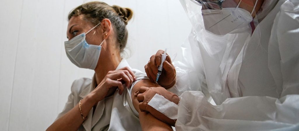 «Ξύπνησαν» οι ειδικοί και στην Ελλάδα μετά τις πανευρωπαϊκές απαγορεύσεις για το εμβόλιο της AstraZeneca