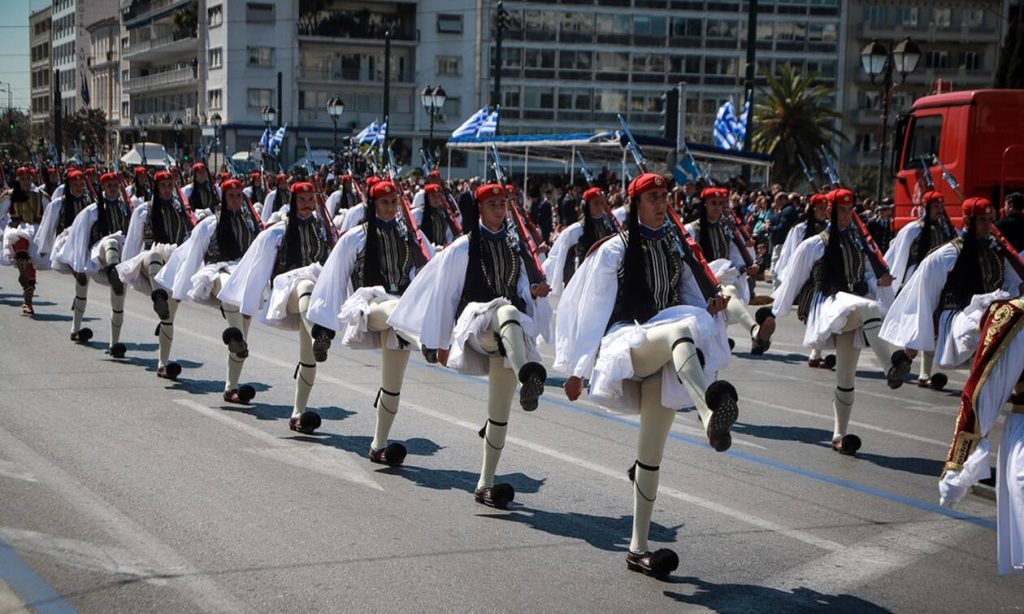 Γενική πρόβα στο Τατόι για την παρέλαση της 25ης Μαρτίου – Ο έφιππος Εύζωνας και τα δρώμενα