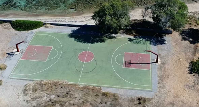 Το εξωτικό ελληνικό γήπεδο μπάσκετ με εκπληκτική θέα – Δείτε που βρίσκεται! (βίντεο)
