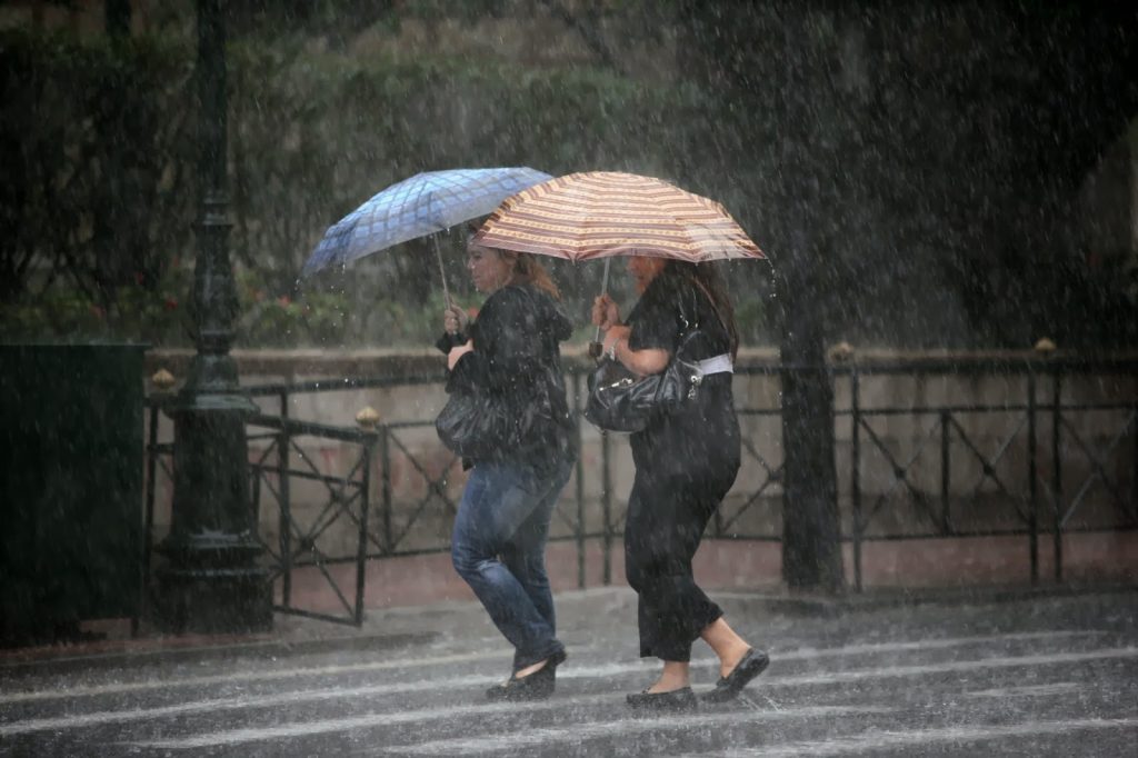 Με βροχές, καταιγίδες & χιονοπτώσεις το σημερινό σκηνικό του καιρού (χάρτες)