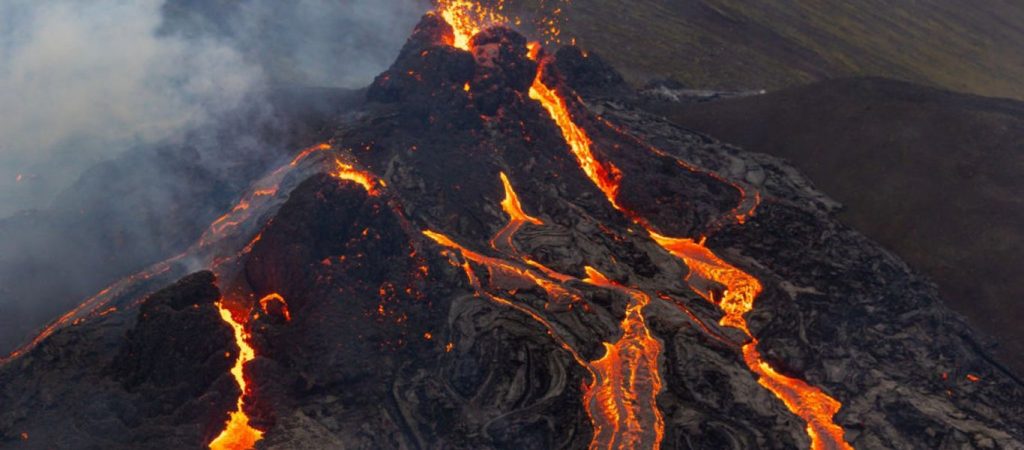 Μοναδικές εικόνες από την έκρηξη ηφαιστείου στην Ισλανδία (βίντεο)