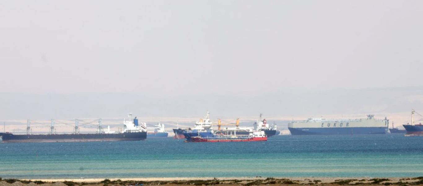 Ουρές εκατοντάδων πλοίων έξω από τη διώρυγα του Σουέζ – Νέες απόπειρες «ξεκολλήματος» της παγκόσμιας οικονομίας (βίντεο)