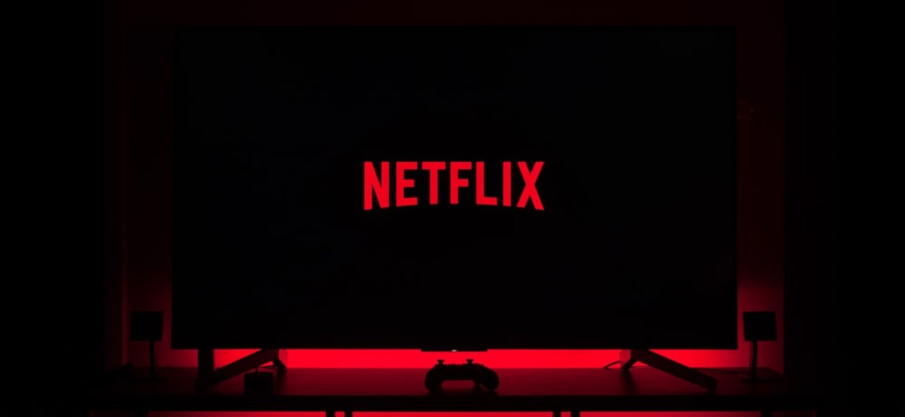 «Εθισμένοι» στο Netflix οι Έλληνες – Δείτε πόσο χρόνο ξοδεύουν