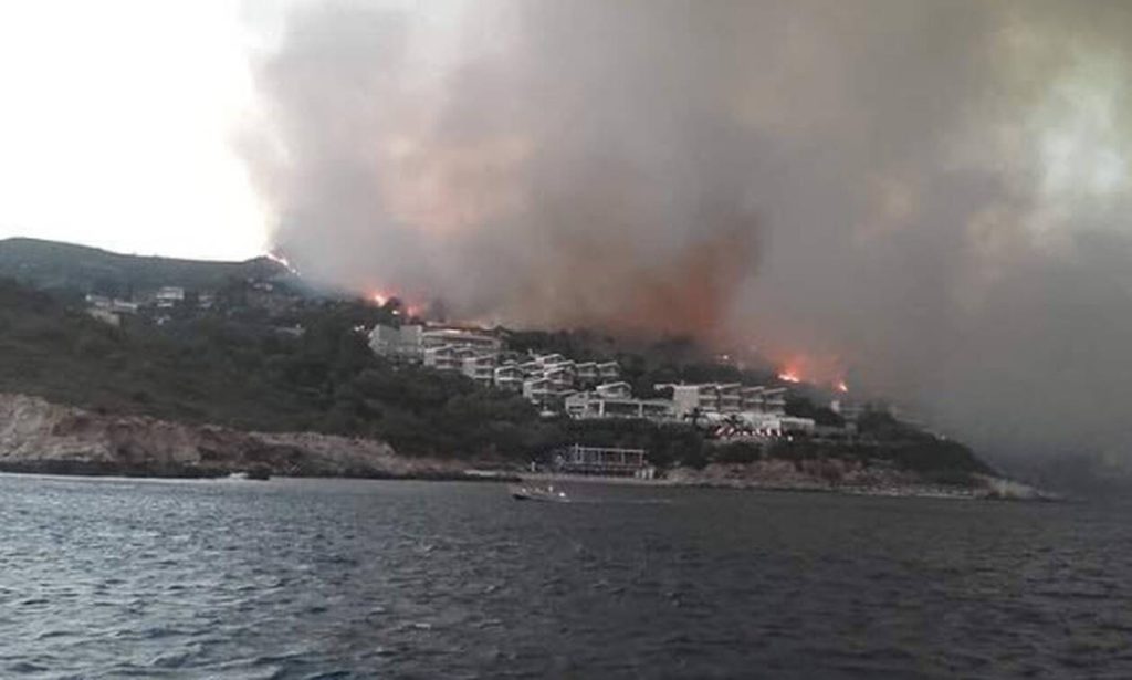 Σε εξέλιξη φωτιά σε δασική έκταση στο Βαθύ της Σάμου