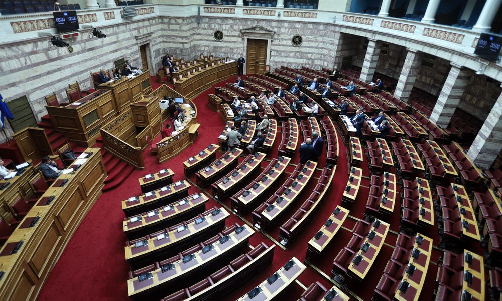 Βουλή: Ψηφίστηκε η ακατανόητη τροπολογία περί ακαταδίωκτου της επιτροπής λοιμωξιολόγων