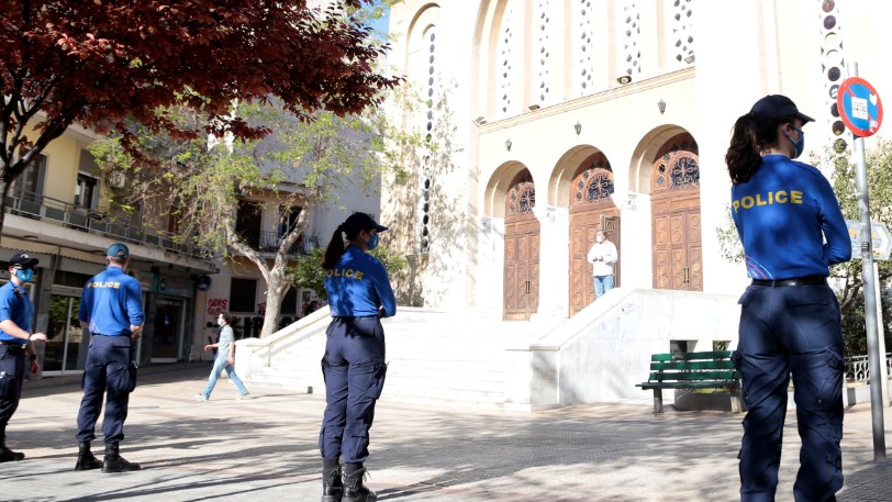 Υπό… αστυνομικό κλοιό οι πλατείες: Ένας ένστολος ανά παγκάκι – Σε εφαρμογή το νέο «έξυπνο» μέτρο για τον κορωνοϊό