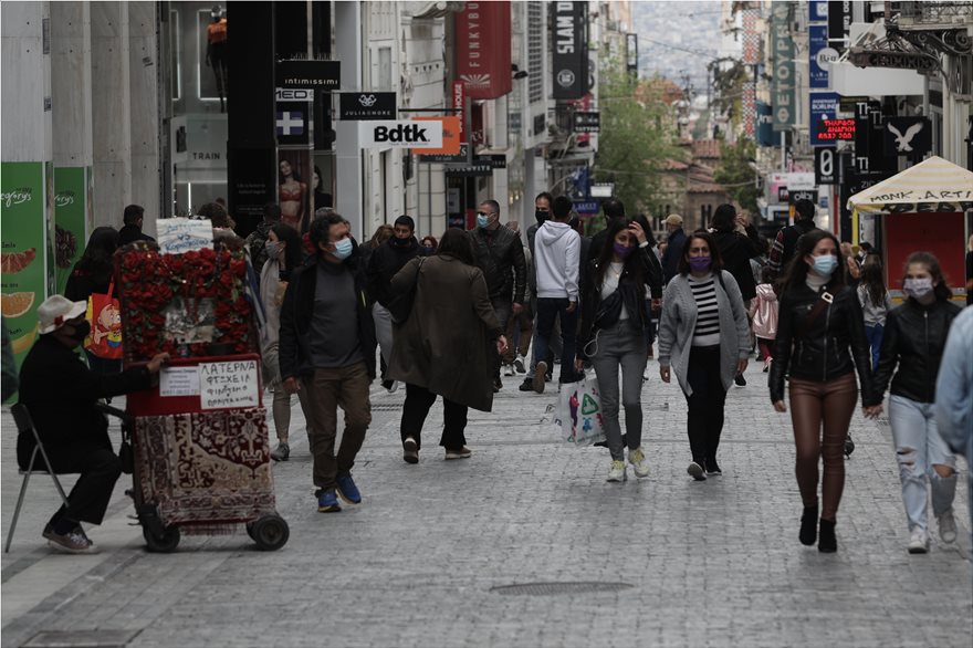 «Ξεχύθηκαν» σε Ερμού και εμπορικά κέντρα οι πολίτες με «σύμμαχο» τον καλό καιρό (φωτο)