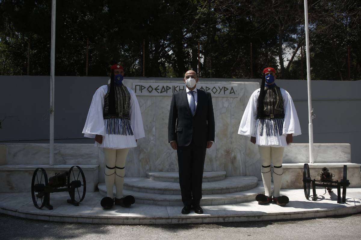 Ο Νίκος Δένδιας αποκάλυψε το… απωθημένο του: Ήθελε να γίνει Εύζωνας στην Προεδρική Φρουρά