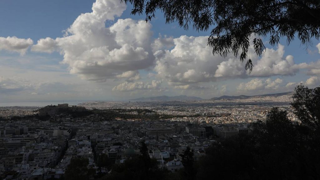 Καιρός: Αραιές νεφώσεις και αφρικανική σκόνη σήμερα