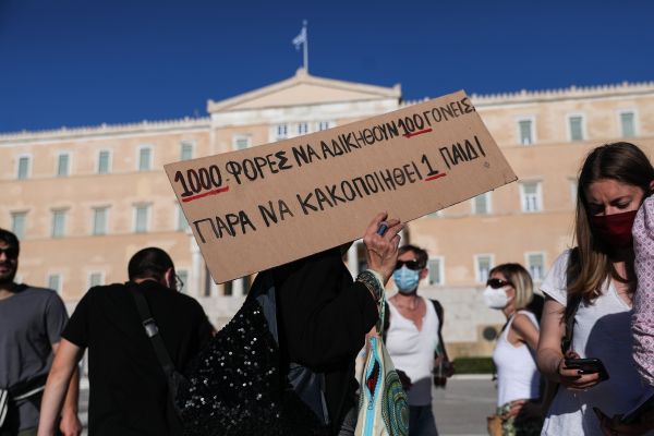 Στη Βουλή σήμερα το αμφιλεγόμενο νομοσχέδιο για την συνεπιμέλεια