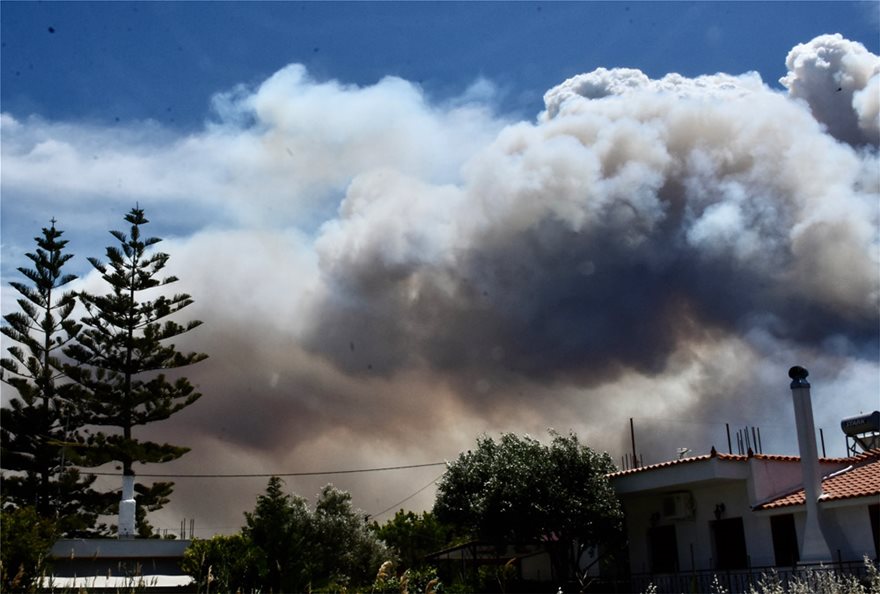 Αυτές είναι οι 10 περιοχές που κινδυνεύουν με μόλυνση της ατμόσφαιρας εξαιτίας της φωτιάς στο Σχίνο