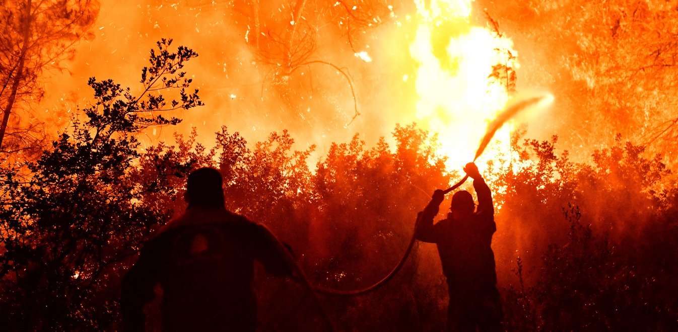 Μετά τον αφανισμό 71.000 στρεμμάτων δάσους  το ΠΣ αναφέρει ότι η φωτιά στο Σχίνο Λουτρακίου είναι σε… ύφεση