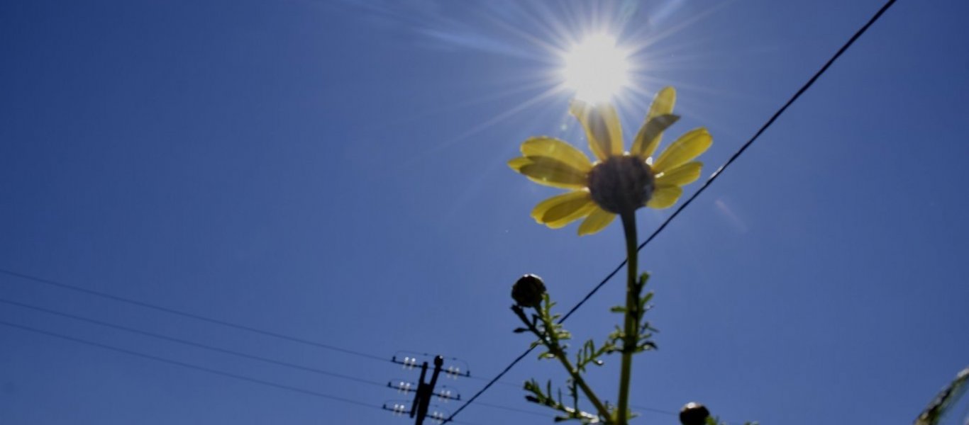 Καιρός: «Μίνι» καύσωνας σήμερα – Στους 34°C ο υδράργυρος στην Αττική