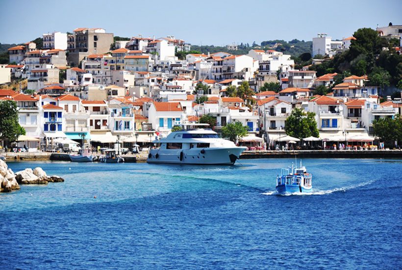 Έφτασαν στη Σκιάθο οι δυο πρώτες πτήσεις από Ρουμανία με 330 τουρίστες