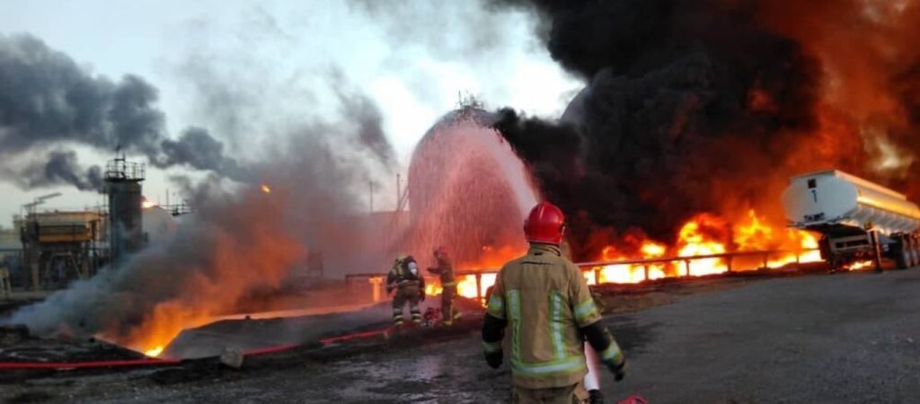 Ιράν: Τεράστια πυρκαγιά ξέσπασε σε ένα διυλιστήριο στο νότιο τμήμα της Τεχεράνης (φώτο – βίντεο)