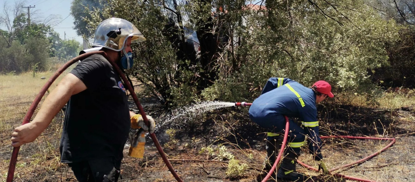 Φωτιά στην Κηφισιά: Καταστροφές σε περιουσίες – Υπό μερικό έλεγχο οι φλόγες (φώτο)