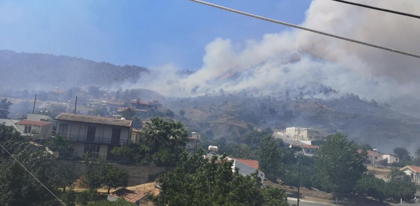 Φωτιά στην Κύπρο: Η Αίγυπτος στέλνει δύο πυροσβεστικά ελικόπτερα
