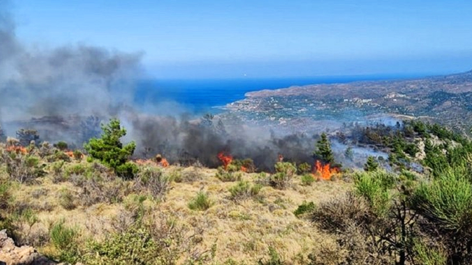 Φωτιά στη Χίο: Επιχειρεί και το ρωσικό «θηρίο» Berriev – Μπορεί να μεταφέρει 12 τόνους νερού (βίντεο)