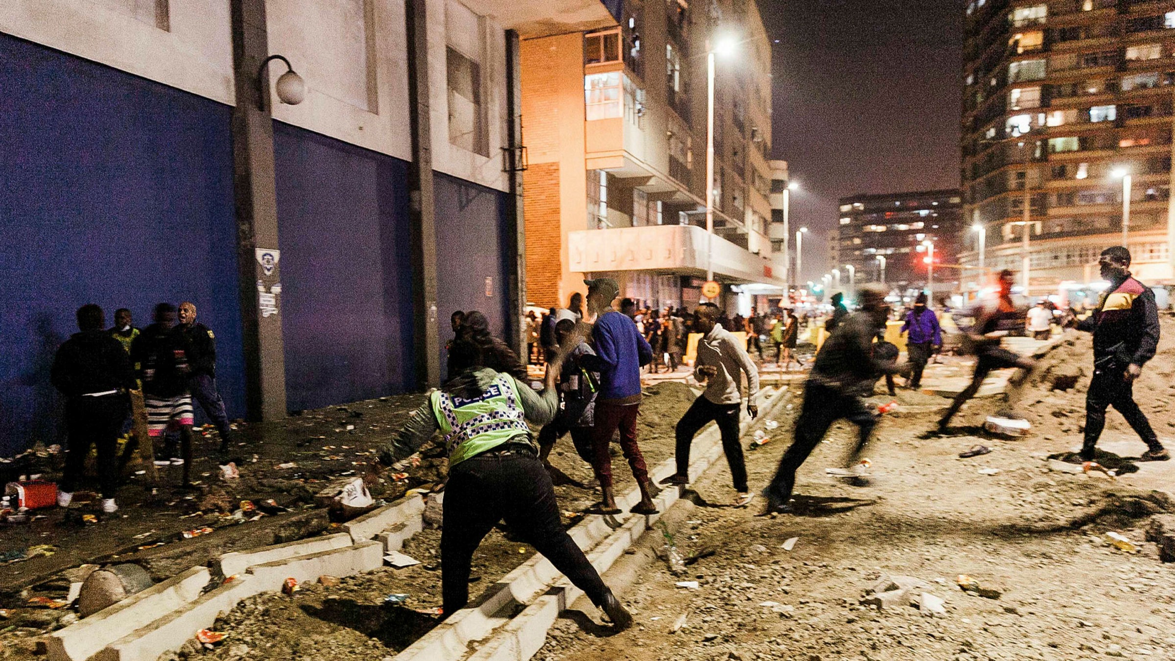 Χάος στη Νότια Αφρική: Ένοπλοι πολίτες υπερασπίζονται τις περιουσίες τους από αλλόφρονες διαδηλωτές