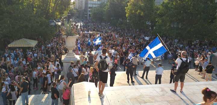 Μεγαλειώδης  συγκέντρωση κατά του υποχρεωτικού εμβολιασμού στο Σύνταγμα με πάνω από 15.000 πολίτες υπό 40° C!