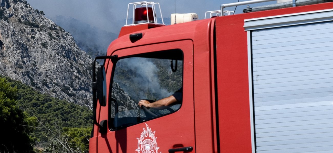 Ξέσπασε πυρκαγιά στην Σαλαμίνα κοντά σε κατοικημένη περιοχή