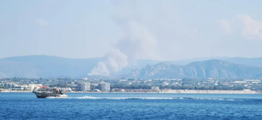 Μεγάλη φωτιά στην Άνω Αλμυρή Κορινθίας – Μήνυμα από το 112 για εκκένωση οικισμού (βίντεο) (upd)