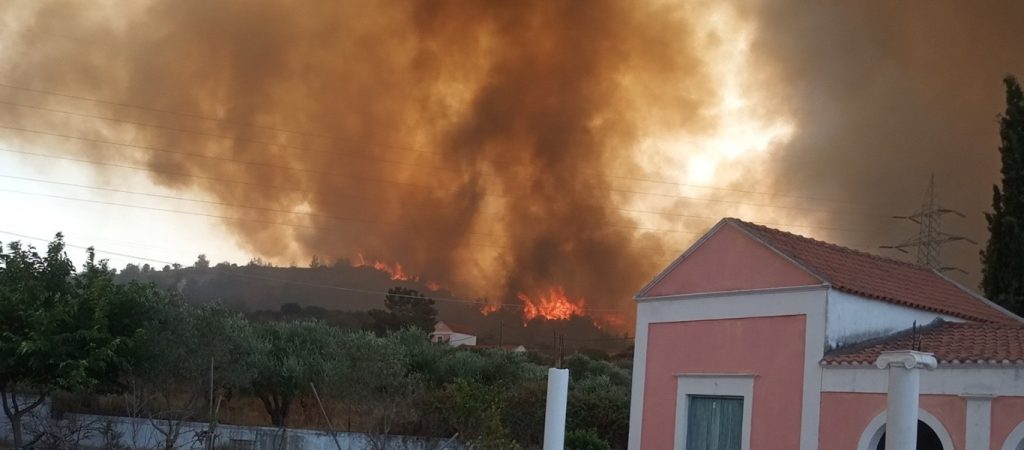 Πύρινη λαίλαπα σε Ρόδο: Εκκενώνεται το χωριό Μαριτσά δίπλα στο ομώνυμο αεροδρόμιο (βίντεο)