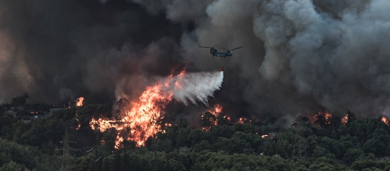 Φωτιά στη Βαρυμπόμπη: Ορατή η πυρκαγιά από τον λόφο του Λυκαβηττού (φώτο)