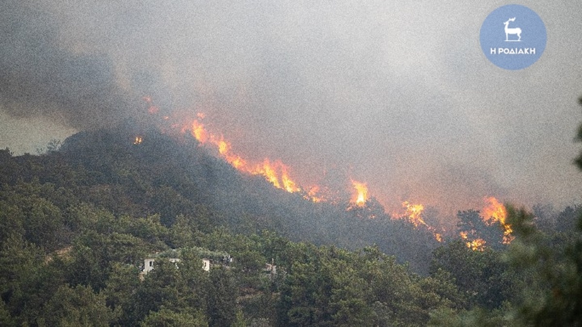 Εκτεταμένες αναζωπυρώσεις στα μέτωπα της πυρκαγιάς στη Ρόδο