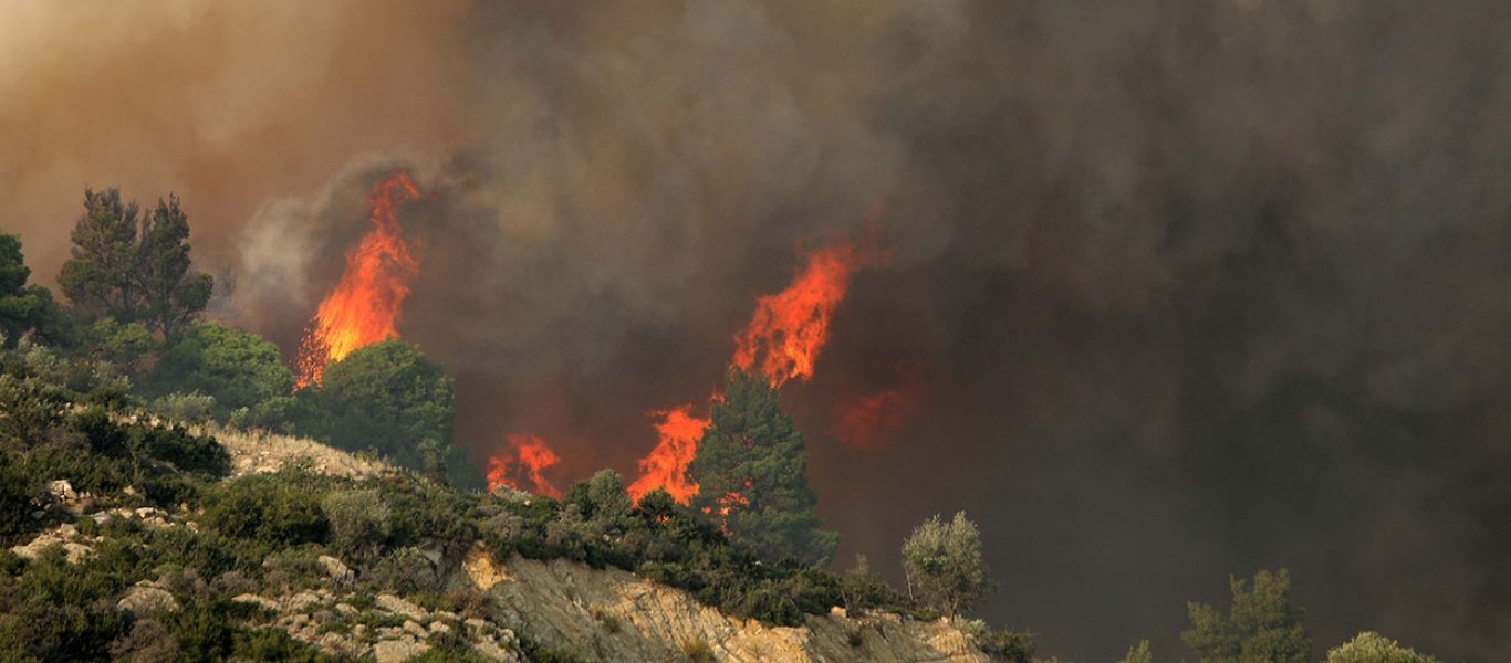 Φωτιά στη Βαρυμπόμπη: Εικόνες από αεροπλάνα και ελικόπτερα που δίνουν μάχη με τις φλόγες