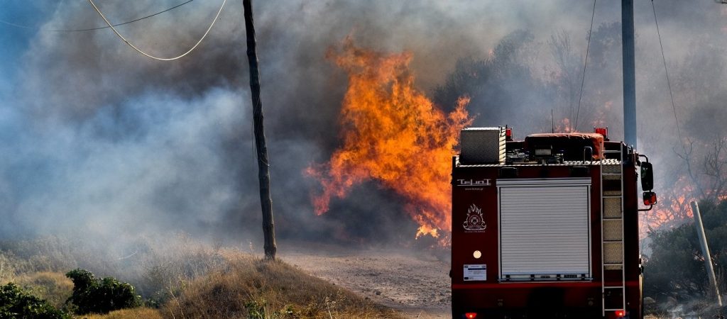 Γέμισε η Ελλάδα καπνούς από τις φωτιές – Καταστροφή και στην Εύβοια (φώτο)