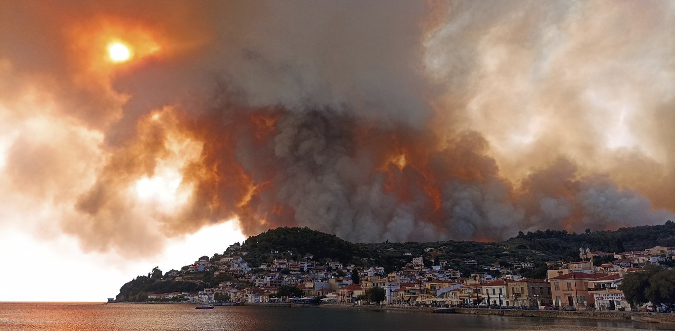 Δήμαρχος Μαντουδίου: «Η κατάσταση είναι ανεξέλεγκτη – ​​​​​​​Η φωτιά καίει ότι βρίσκει στο πέρασμα της»