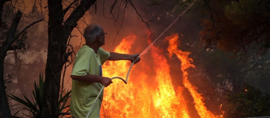 Φωτιά στη Βαρυμπόμπη: Ενημέρωση της Τροχαίας για το κλείσιμο δρόμων