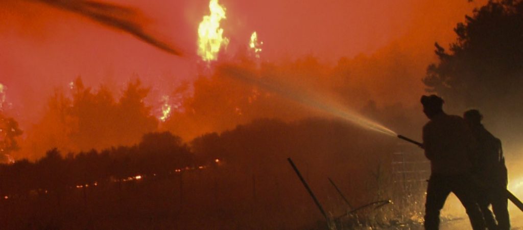 Φωτιά στην Ηλεία: Μεγάλο πύρινο μέτωπο στην περιοχή Νεμούτα (βίντεο)