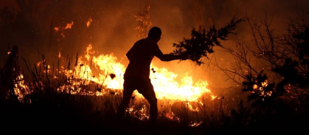 Φωτιά στον Άγιο Στέφανο: Δύο συλλήψεις για εμπρησμό – Παρίσταναν εθελοντές πυροσβέστες!