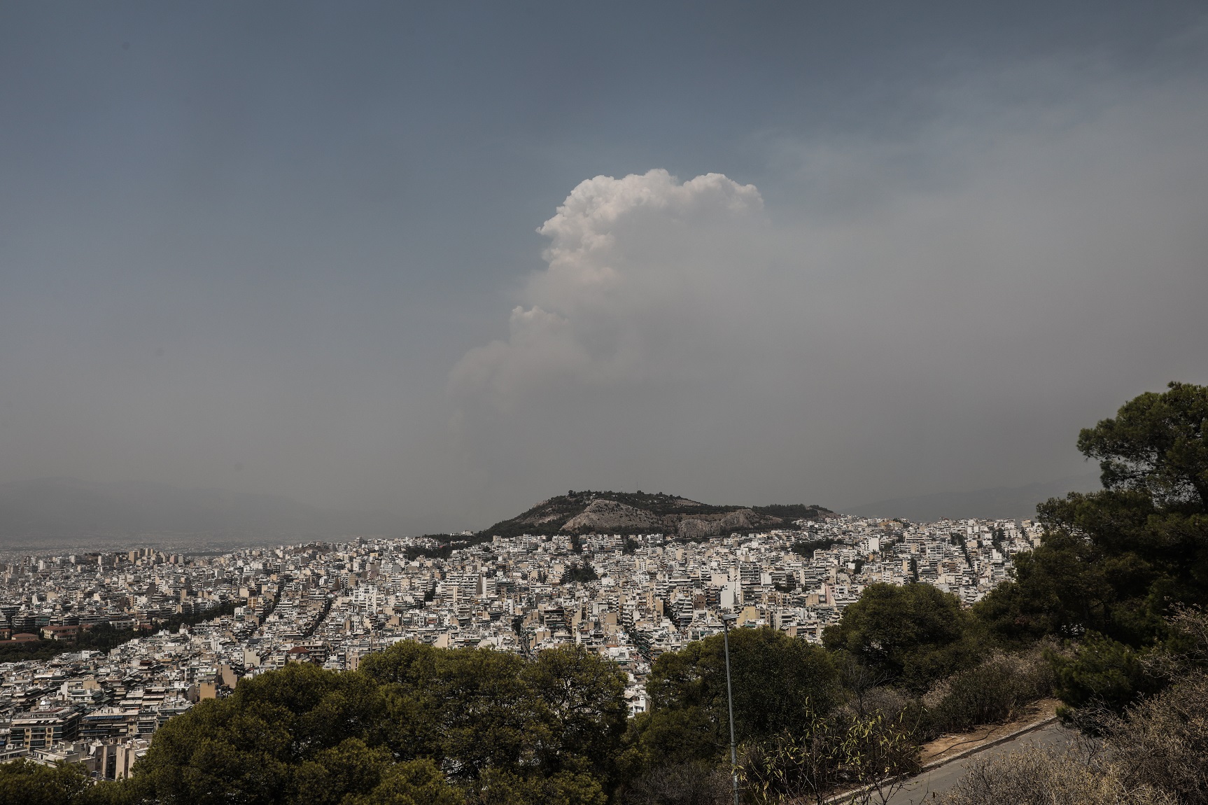 «Πνίγεται» στους καπνούς η Αττική: Ποιες περιοχές αντιμετωπίζουν έντονο πρόβλημα (φώτο)