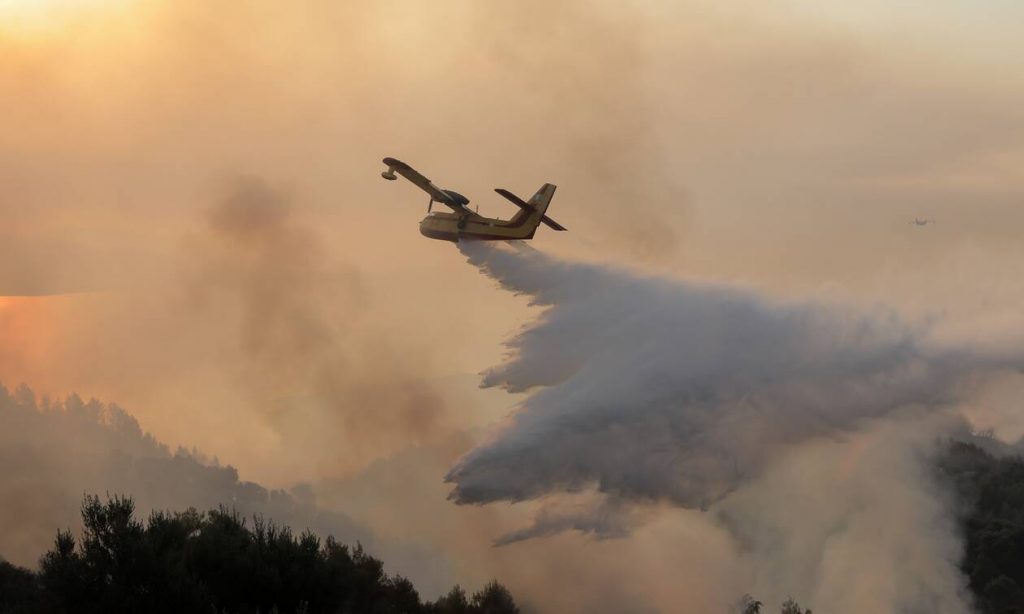 Πολεμική Αεροπορία: «Συνεχίζουμε όσο χρειαστεί» – Βίντεο από τη δράση ενός Canadair