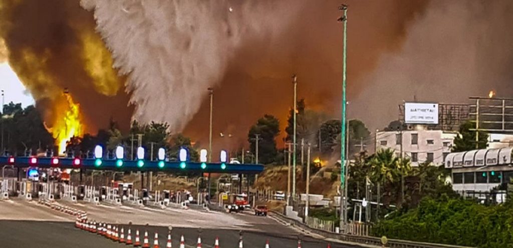 Φωτιά Μαλακάσα: Οι φλόγες πέρασαν την εθνική προς Ωρωπό – Αίτημα να εκκενωθεί το Μαρκόπουλο