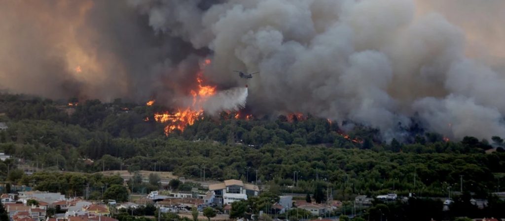 Ανταποκρίθηκαν στο κάλεσμα οι Ένοπλες Δυνάμεις – Βρίσκονται στο μέτωπο των πυρκαγιών