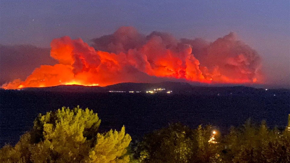 Η κόλαση του Δάντη επί γης: Εικόνες της Εύβοιας από την Σκιάθο (φώτο)