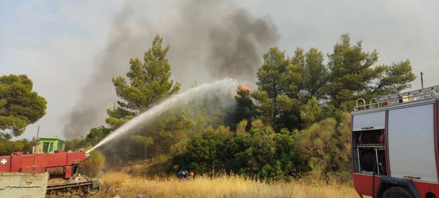 Φωτιά στην Αττική: Στη «μάχη» στρατιωτικό άρμα Leopard-1 μετασκευασμένο σε πυροσβεστικό (φωτο)