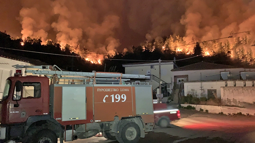 Στα όρια της η Βόρεια Εύβοια- Το μήνυμα του 112 για όσους δεν μπορούν να εξασφαλίσουν την διαφυγή τους! (upd)