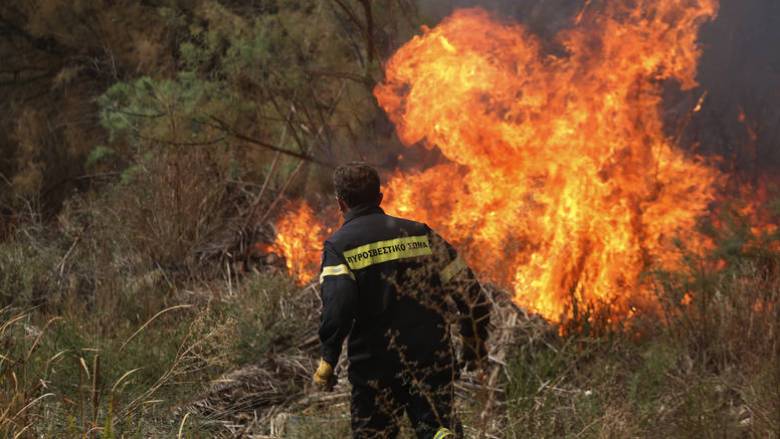 Σε κρίσιμη κατάσταση άλλοι δύο εθελοντές πυροσβέστες που τραυματίστηκαν στις φωτιές